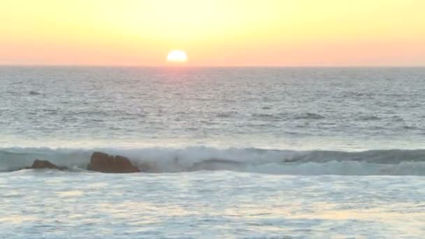 vagues bleues et un coucher de soleil à l'horizon
 - Séquence, vidéo