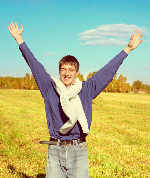 Adolescente feliz no campo
 - Foto, Imagem