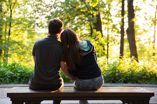 Счастливая влюбленная пара в летнем парке
 - Фото, изображение