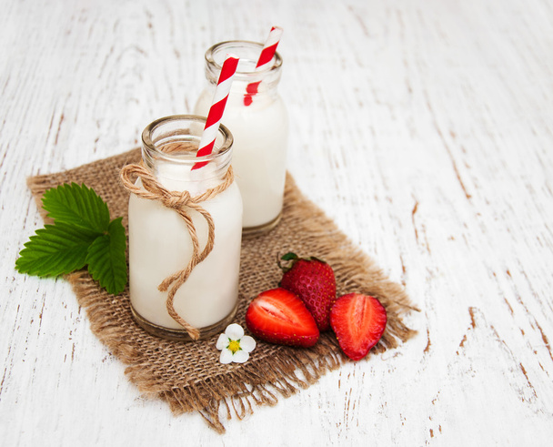 Milk and strawberries - Фото, зображення