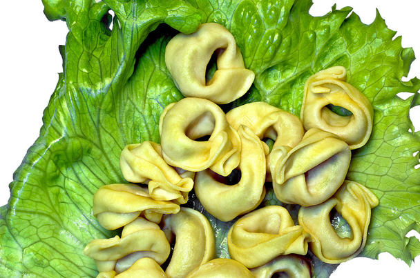 Raviolli sobre las hojas de la ensalada
 - Foto, Imagen