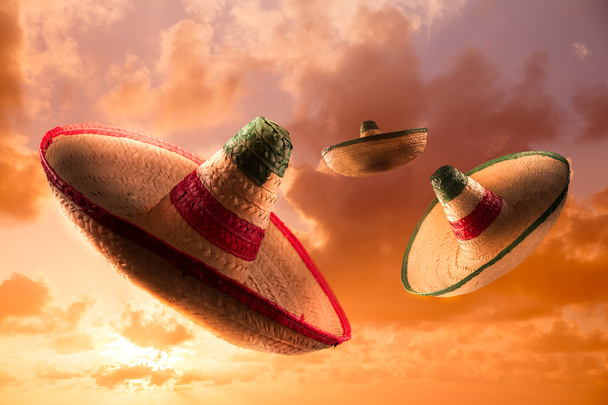 Chapeaux mexicains ou sombreros dans le ciel
 - Photo, image