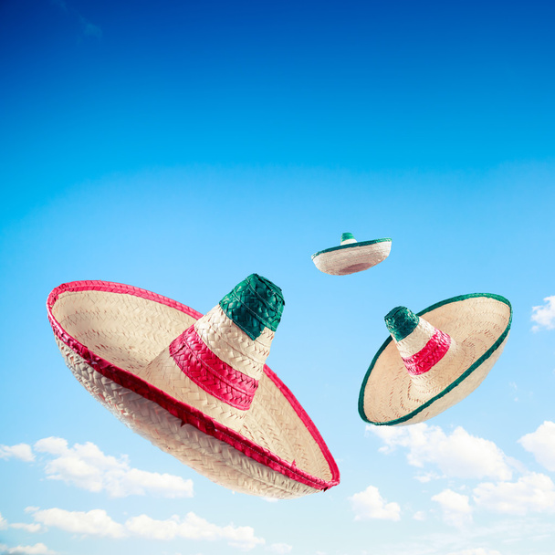 Chapéus mexicanos ou sombreros no céu
 - Foto, Imagem