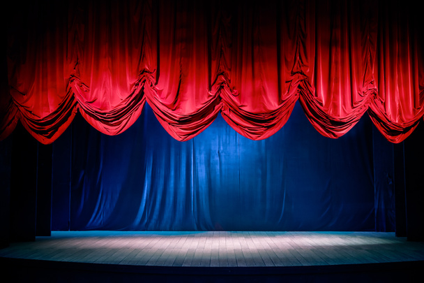 Theatervorhang mit dramatischer Beleuchtung - Foto, Bild