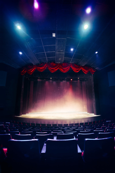 Cortina de teatro com iluminação dramática
 - Foto, Imagem