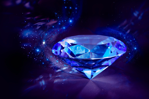 glänzend blauer Diamant auf schwarzem Hintergrund - Foto, Bild