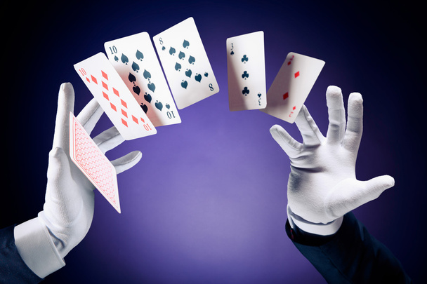 Mágico fazendo truques de cartas
 - Foto, Imagem