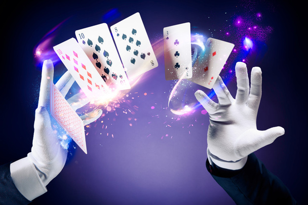 Zauberer macht Kartentricks - Foto, Bild