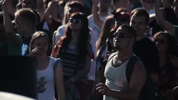 St. Petersburg, Rusland-15 augustus 2015:20 jaar radio record. Crowd raise hands up, dansen op feest. Slow Motion - Video