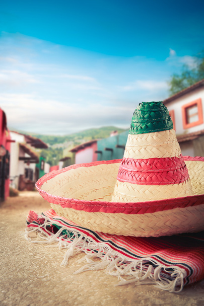 Chapéu mexicano em um "serape" em aldeia
 - Foto, Imagem