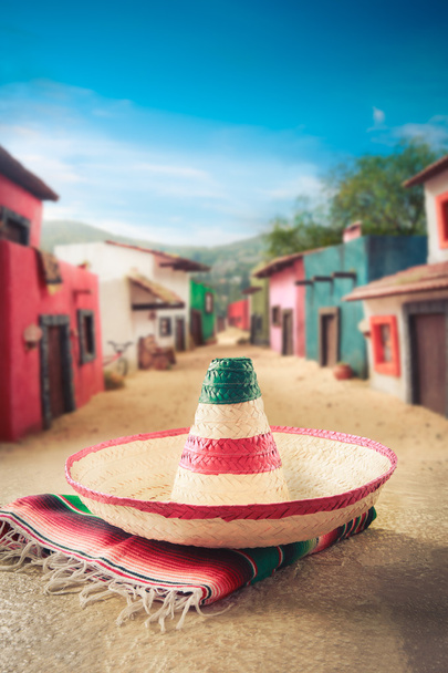 Chapéu mexicano em um "serape" em aldeia
 - Foto, Imagem