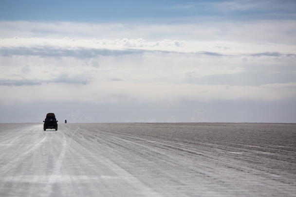Панорама Салар Уюні з силует 4 x 4 автомобілів, Boli - Фото, зображення
