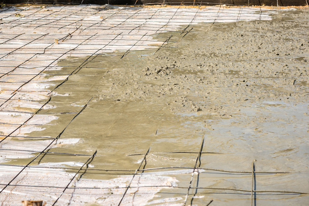 Штукатурка бетонної цементної підлоги вдома
 - Фото, зображення