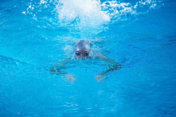 nuotatore in piscina coperta
 - Foto, immagini