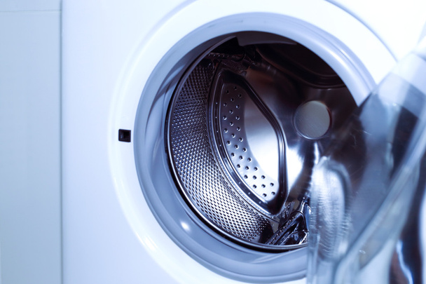 máquina de lavar roupa branca para limpeza de roupas domésticas
 - Foto, Imagem