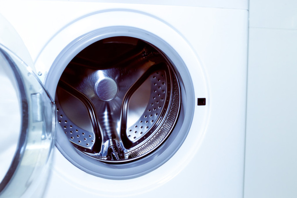 λευκό πλυντήριο ρούχων για ρούχα δουλειές του σπιτιού, καθαρισμός - Φωτογραφία, εικόνα