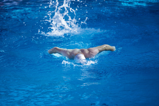nadador en piscina cubierta
 - Foto, imagen