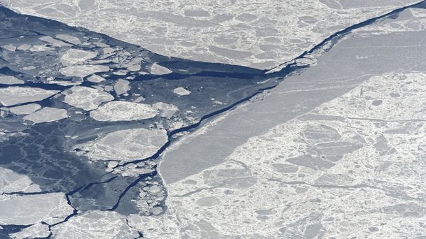 crepa nella calotta glaciale che forma ghiaccio marino e iceberg nel mare artico, vista da un aereo
 - Foto, immagini