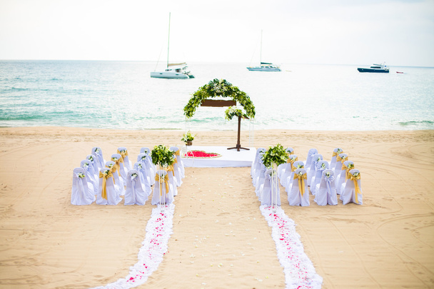 весільна арка, прикрашена квітами на тропічному піщаному пляжі, вихід
 - Фото, зображення