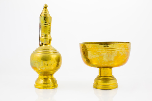 Brass Pour Ceremonial Water Thai Perinteinen isolaatti valkoisella taustavärillä
 - Valokuva, kuva