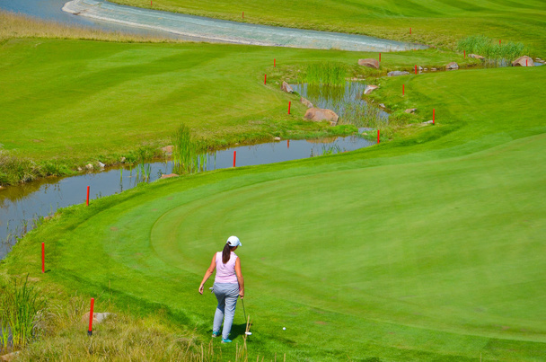 Люди играют в гольф на поле для гольфа
 - Фото, изображение