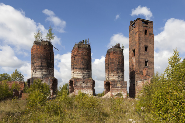 A antiga fábrica de cal abandonada em Izvara. Região de Leningrado. Rússia - Foto, Imagem