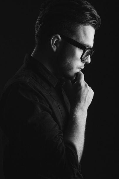 attraktiver brünetter Mann mit schwarzem Hemd und Brille - Foto, Bild