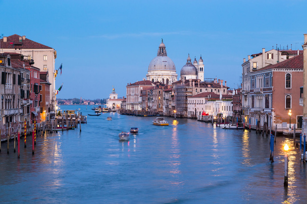 Gran Canal y Basílica Santa Maria della Salute por la noche en Venecia, Italia
 - Foto, Imagen
