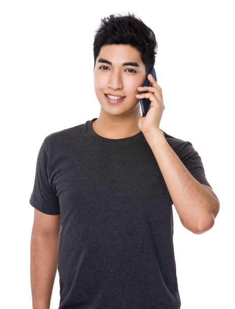 Azjatycki młody człowiek w brązowy t-shirt - Zdjęcie, obraz