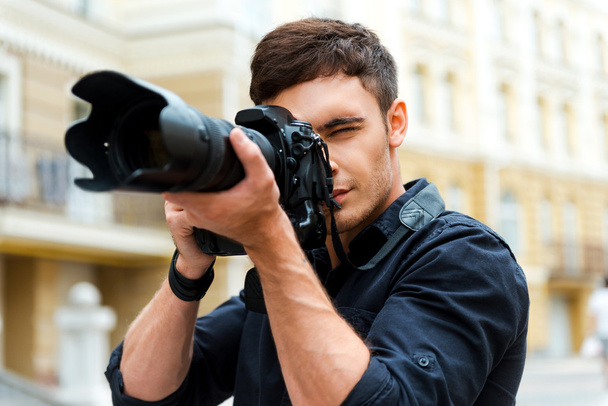 young man photographing - Zdjęcie, obraz