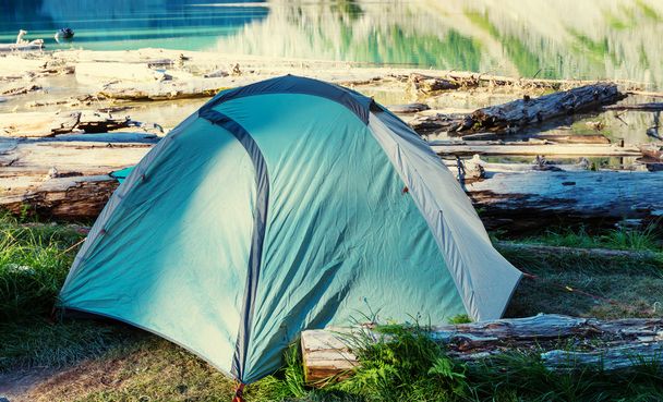 Tent op bergmeer - Foto, afbeelding