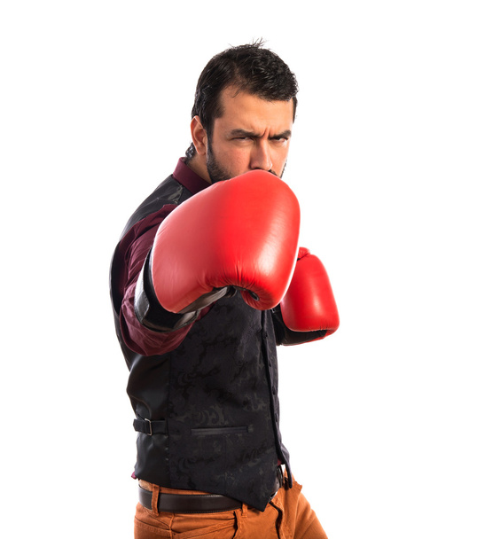 Hombre usando chaleco con guantes de boxeo
  - Foto, imagen