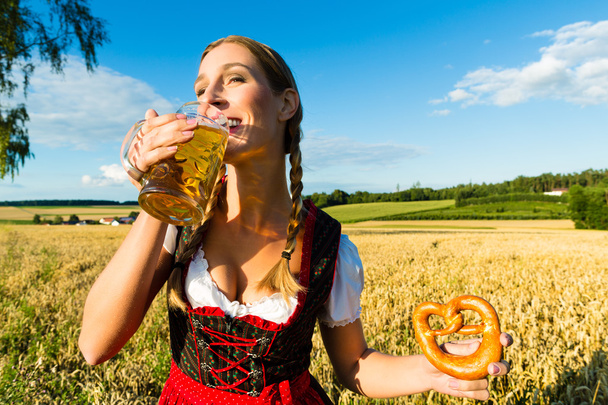 kobieta z tracht, piwo i precel w Bawarii - Zdjęcie, obraz