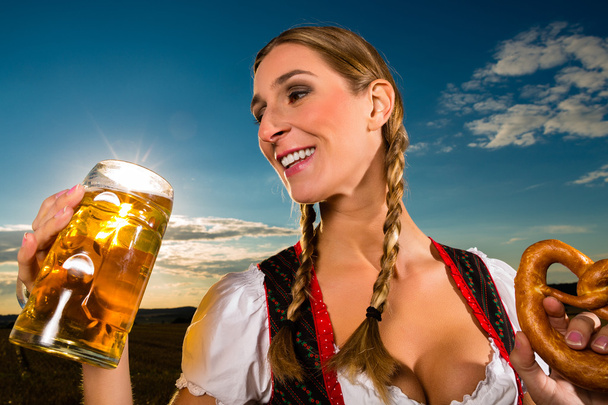 mujer con tracht, cerveza y pretzel en Bavaria
 - Foto, imagen
