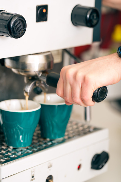 Coffeeshop - barista presents coffee - Foto, imagen