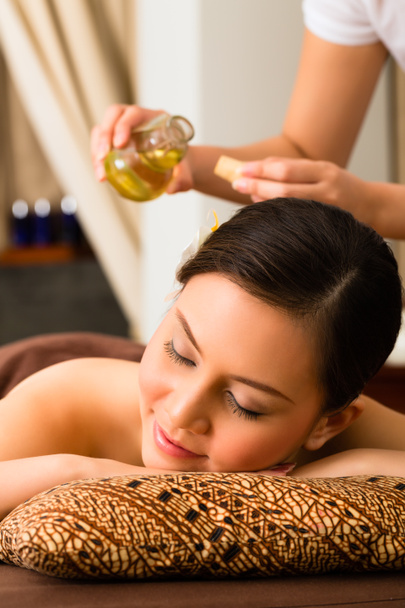 Mulher chinesa em massagem de bem-estar com óleos essenciais
 - Foto, Imagem