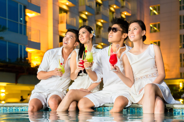Casais chineses bebem coquetéis no bar da piscina do hotel
 - Foto, Imagem