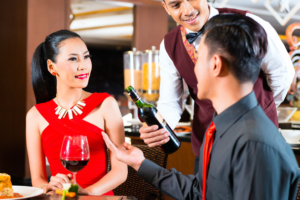 Asian couple drinking wine in restaurant - Foto, Bild