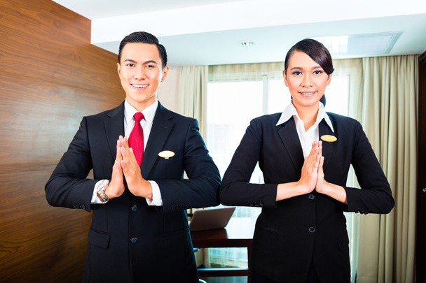 Personeel groet gasten in Aziatische hotel - Foto, afbeelding