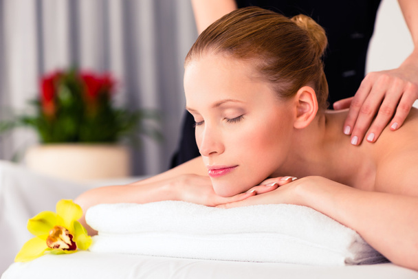 Massaggiatore dando donna wellness spa massaggio
 - Foto, immagini