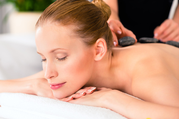 Mulher que tem spa de bem-estar massagem de pedra quente
 - Foto, Imagem