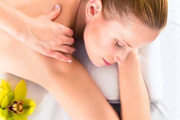 Kobieta mająca odnowy biologicznej, masaż w spa - Zdjęcie, obraz