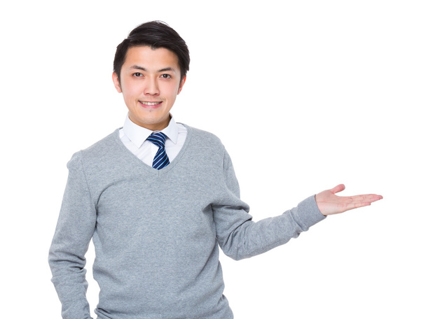Aziatische jonge zakenman in grijze trui - Foto, afbeelding