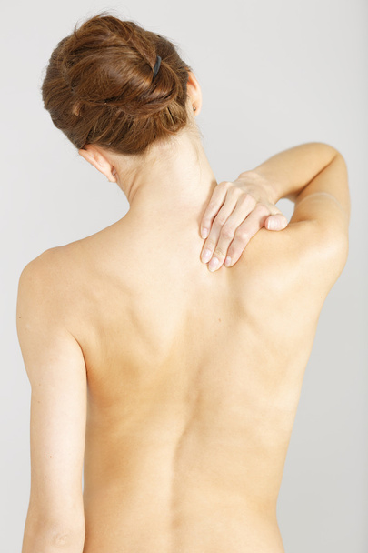 mujer frente a distancia masajeando su cuello
 - Foto, imagen