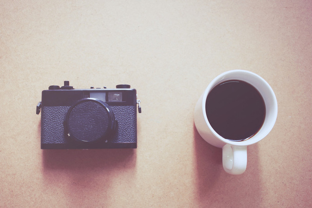 Vintage Filmkamera und schwarzer Kaffee - Foto, Bild