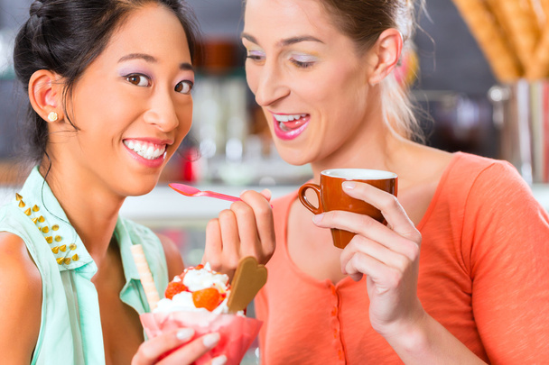 Female customers in Parlor with ice cream cone - Φωτογραφία, εικόνα