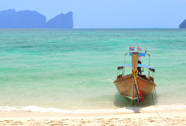 Довгий човен на острови Пхі-Пхі в Таїланді - Фото, зображення