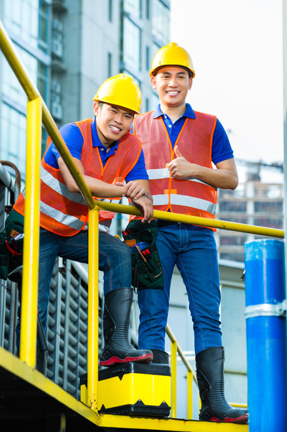 Trabalhadores da construção indonésios asiáticos no local de construção
 - Foto, Imagem