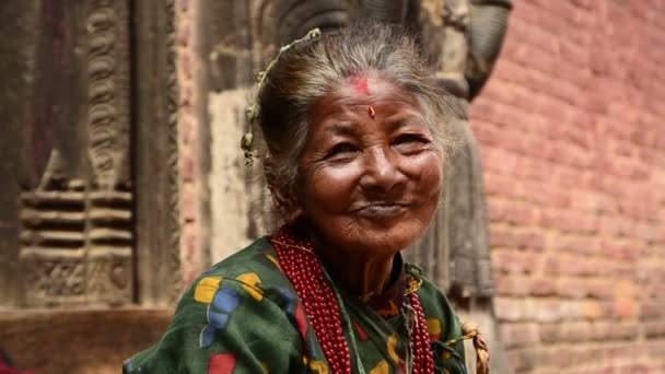 Oude vrouw op de trappen van de tempel - Video