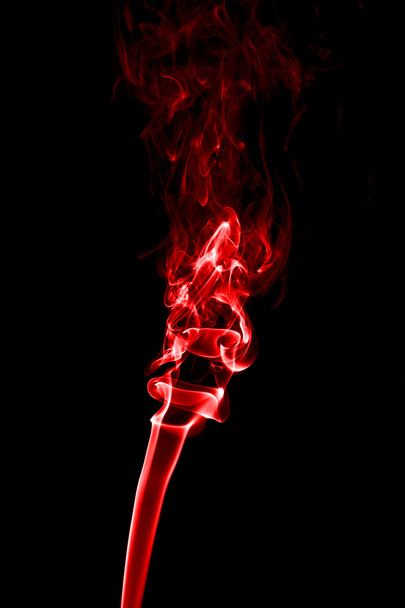 Fumée rouge sur fond noir
. - Photo, image